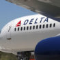 Família diz que foi expulsa de voo da Delta por negar assento do filho. Assista o Video