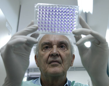 memoria:-cientista-brasileiro-que-isolou-virus-da-dengue-orientava-olhar-aos-carentes
