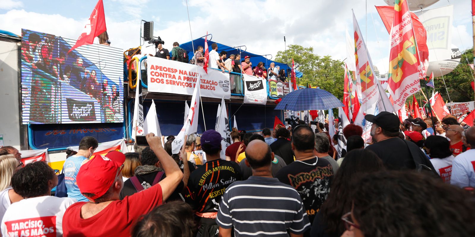 sp:-manifestantes-protestam-contra-privatizacoes-e-corte-na-educacao