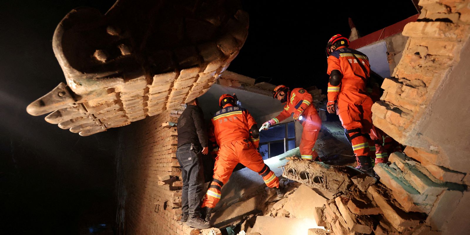 terremoto-mata-mais-de-100-pessoas-na-china-e-casas-desabam