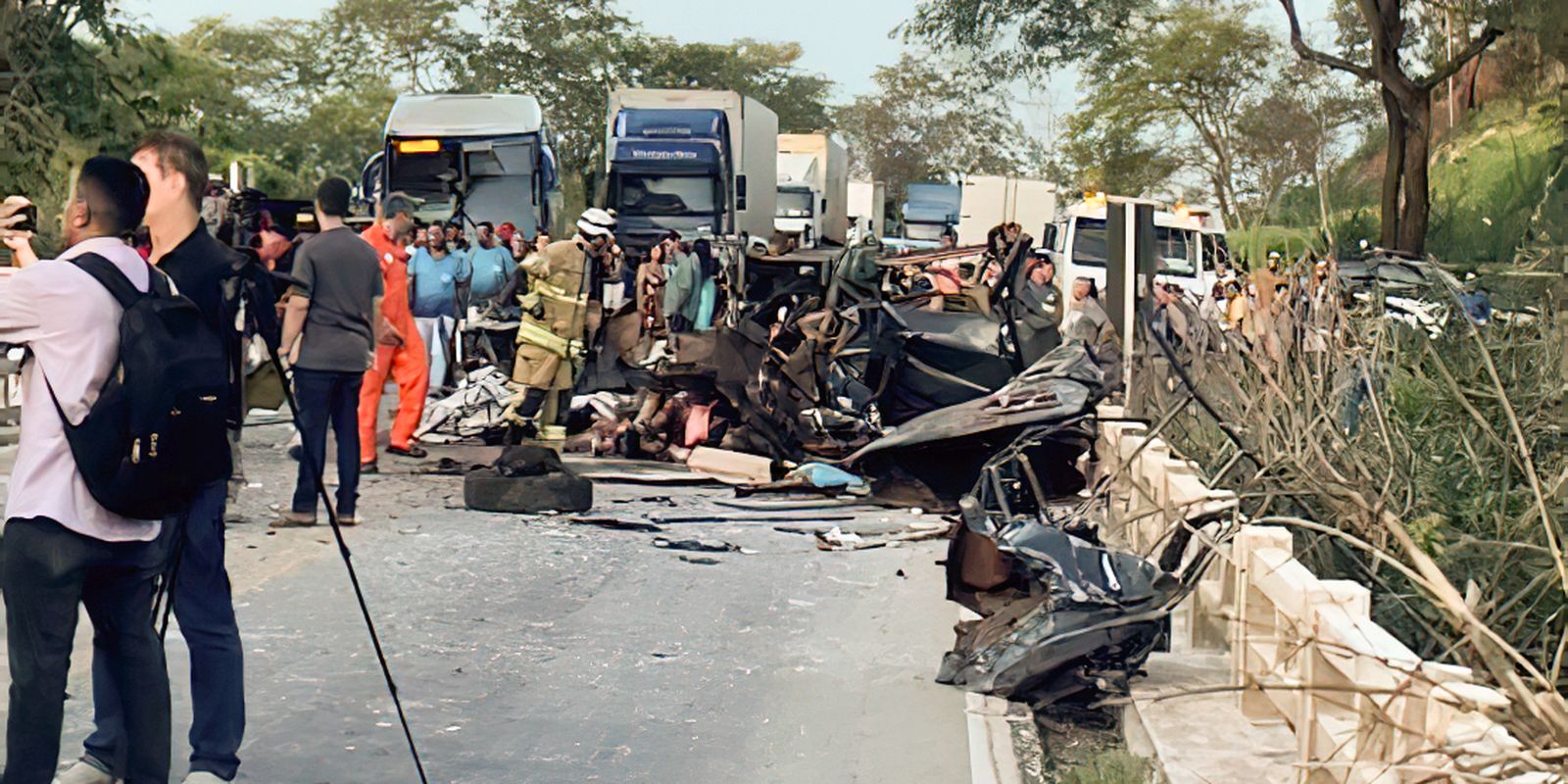 acidente-entre-onibus-e-caminhonete-deixou-ao-menos-8-mortos-em-minas