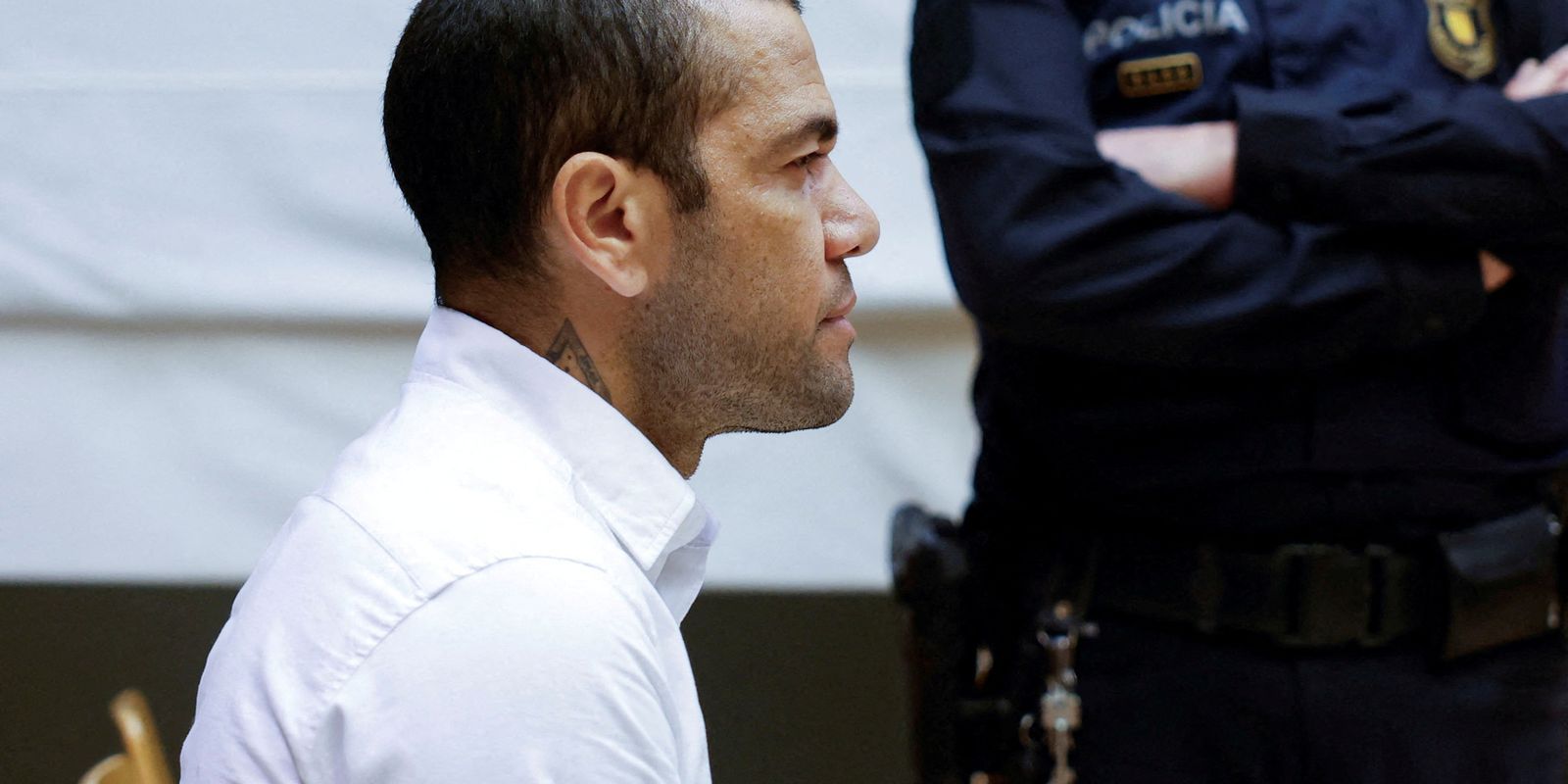 Daniel Alves nega agressão sexual em tribunal de Barcelona