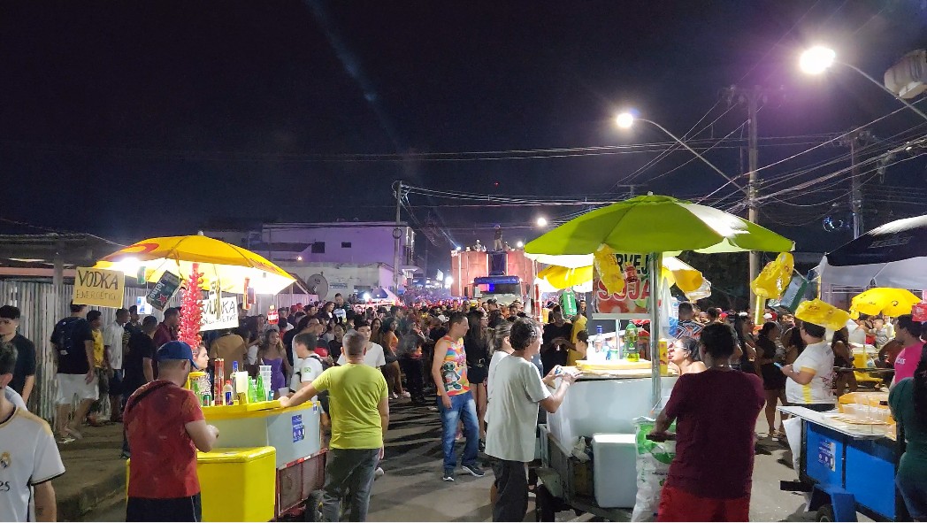 vendedores-ambulantes-trabalham-mais-de-12-horas-em-blocos-de-carnaval:-‘vende-mais-quem-chega-primeiro’