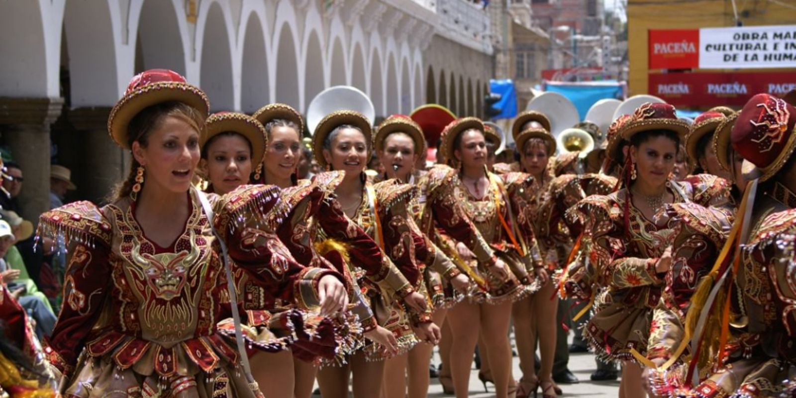 carnaval-na-bolivia-reune-milhares-em-devocao-a-virgem-de-socavon