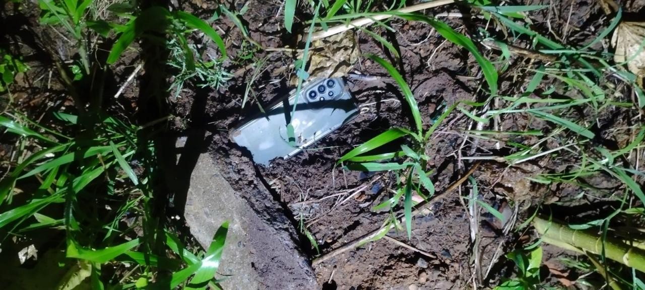 Motorista de aplicativo rastreia celular roubado por assaltantes e encontra aparelho escondido debaixo de pedra em RO