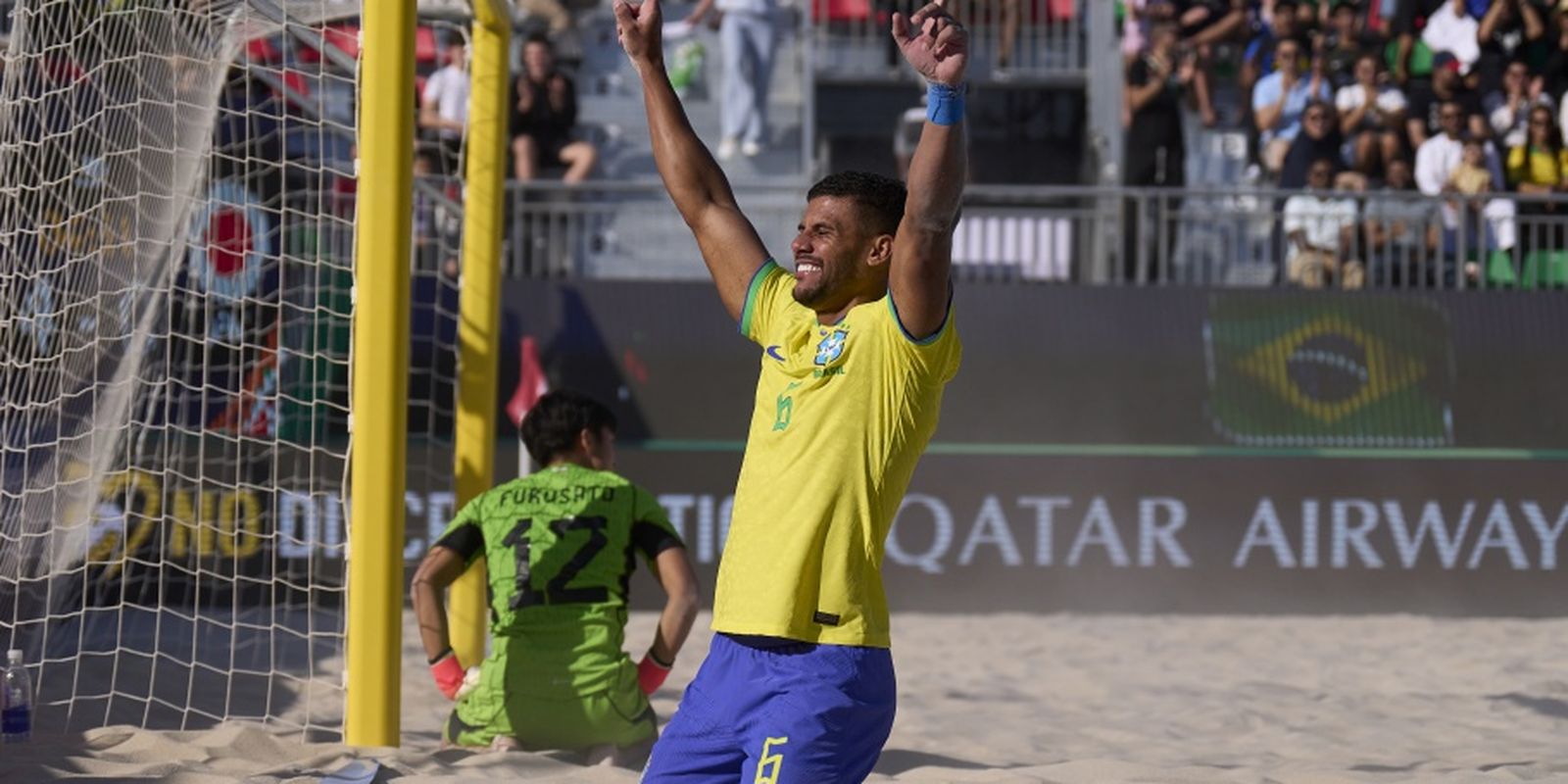 mundial-de-beach-soccer:-brasil-goleia-japao-para-alcancar-semifinal