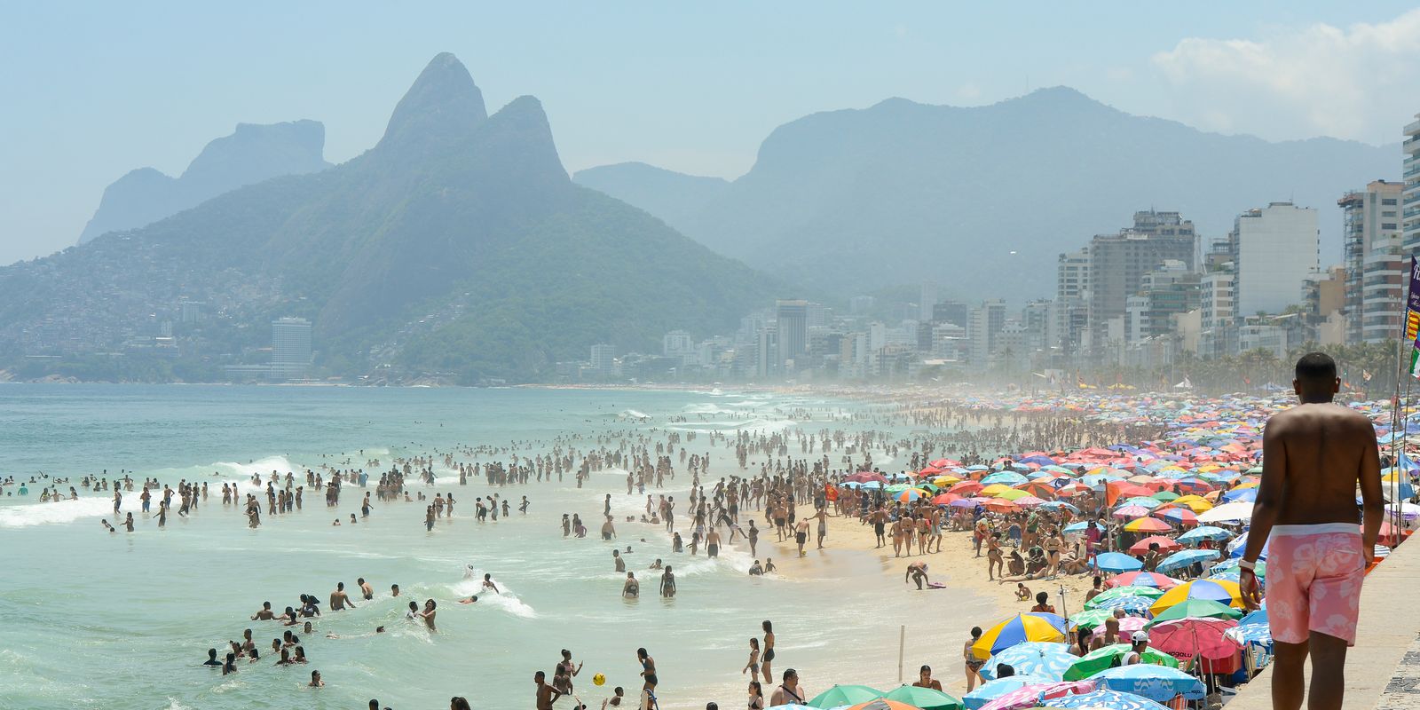 praias-sao-refugio-de-cariocas-e-turistas-contra-calor-intenso-no-rio