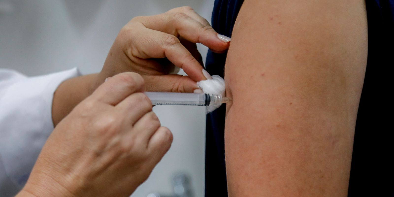 Vacinas da dengue que vencem hoje foram redistribuídas, diz Ministério