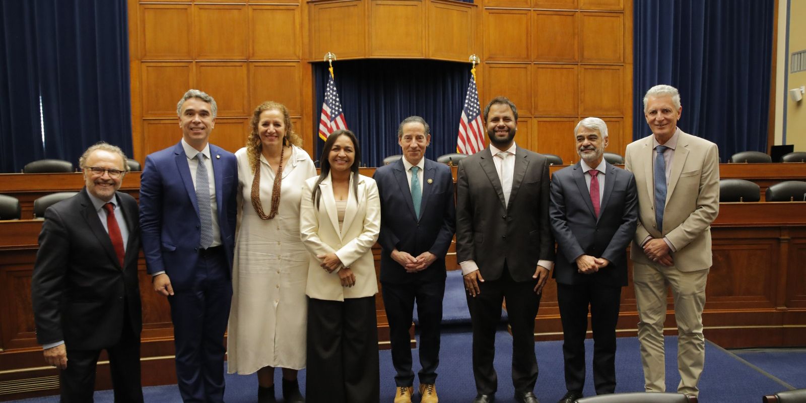 Congressistas dos EUA e Brasil articulam frente contra extrema-direita